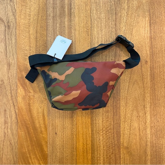 Herschel Seventeen Hip Pack - Camo - 3.5L - Picture 2 of 5